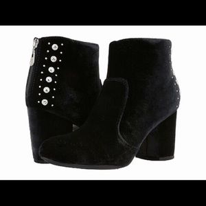 NIB🖤 Guess velvet booties